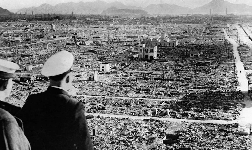 Militares observando la destrucción de Hiroshima