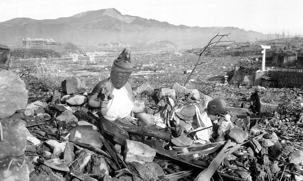 Estátuas entre os escombros de Nagasaki